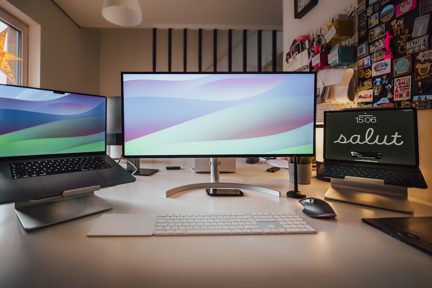 Dijital çalışma için dizüstü bilgisayar, monitör ve tabletle düzenlenmiş masa.
